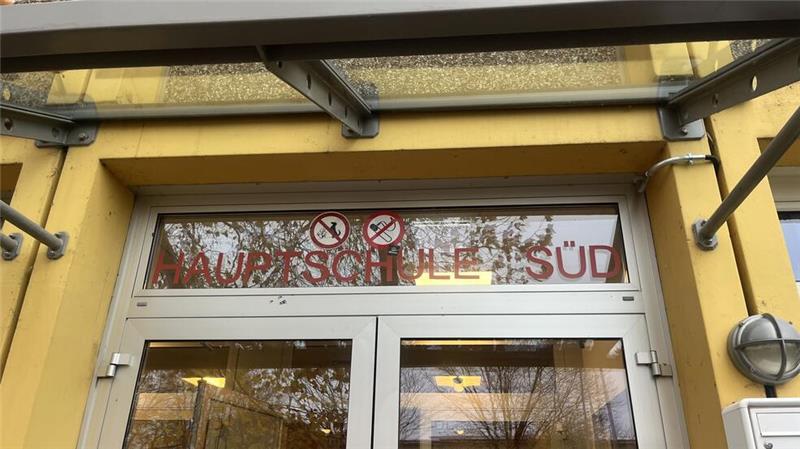 Das ist der Eingangsbereich der Hauptschule. Hier werden derzeit rund 190 Schüler unterrichtet.