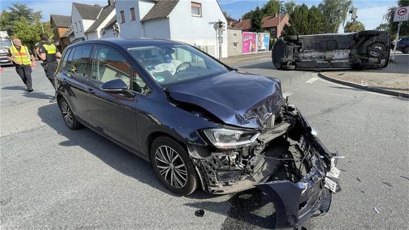 Deshalb kippte das Polizeiauto in Nordenham auf die Seite Das ist der Golf, der in den VW Bus gekracht ist. An dem Wagen entstand ein wirtschaftlicher Totalschaden.