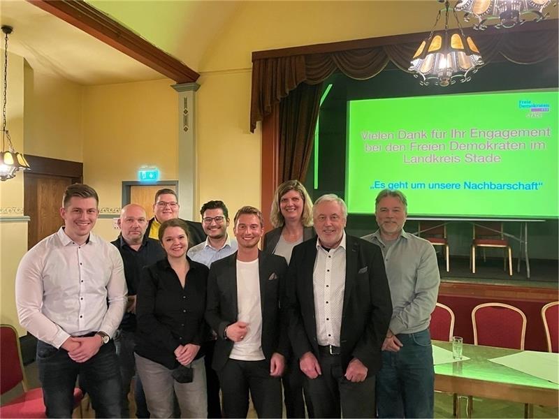 Horneburgs Polit-Neuling Mate Sieber rückt in FDP-Vorstand auf Das ist der neue FDP-Kreisvorstand (von links): Kilian Würsig, Sven-Michael Hübner, Hinnerk Giese, Jasmin Philipp, Mate Sieber, Steven Hermeling, Hilke Ehlers, Wolfgang Ehlers und André Grote.