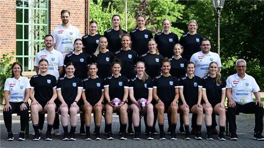 Das ist der neue Kader des Buxtehuder SV. Trainer Dirk Leun (rechts) geht optimistisch in die Saison.