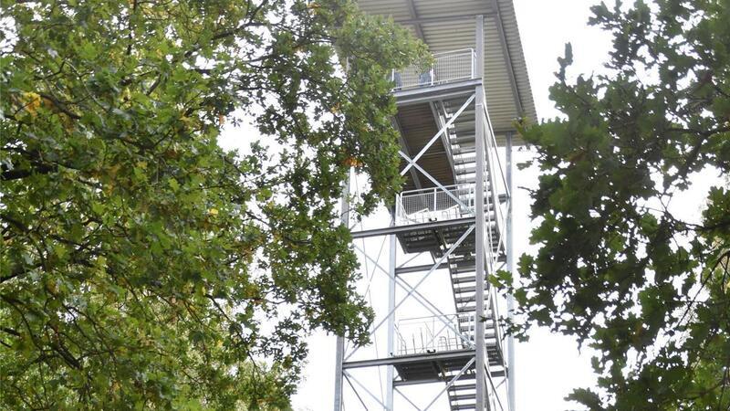 Das ist der stählerne Turm auf dem Litberg bei Sauensiek. Seit 2009 heißt er Gauß-Turm.