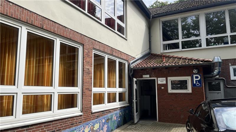 Aufatmen in Buxtehude: Hier können Kinder endlich wieder schwimmen lernen Das ist der unscheinbare Eingangsbereich zum Lehrschwimmbecken in der Grundschule Neukloster. Wie lange es die Schule noch gibt, ist offen. Aktuell wird über eine Schließung in einigen Jahren diskutiert.