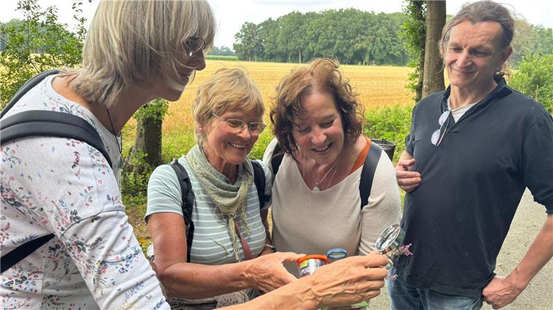 Der Steve Jobs der Botanik: Auf den Spuren von Jost Fitschen Das ist doch Blutweiderich? Ute Gründer, Malu Wetzlar, Manuela Teufel und Wolfgang Tobaben (von links) nehmen den Fund unter die Lupe.