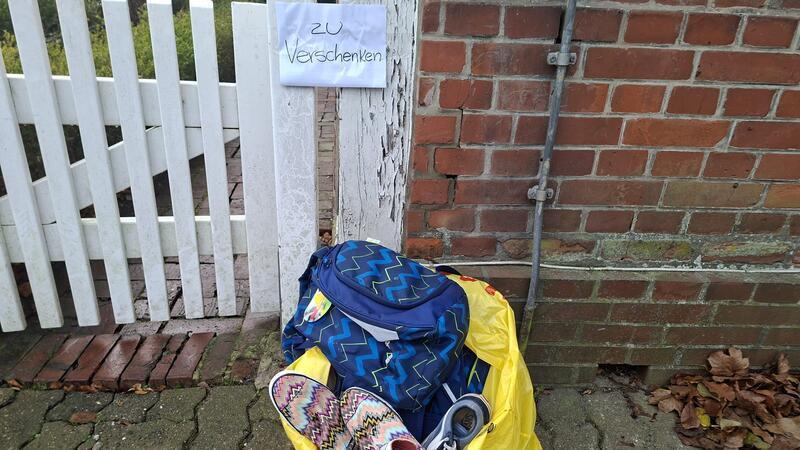 Das ist doch noch gut: Auch in Steinkirchen gibt es Zu-verschenken-Kisten am Fußweg.