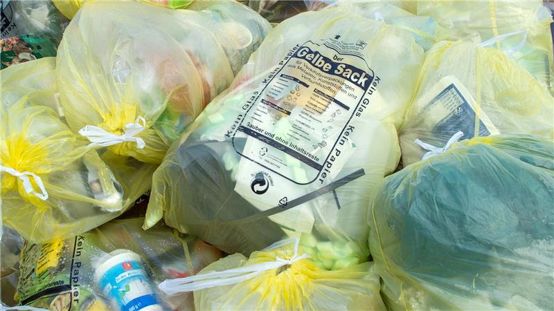 Das ist ein Dauer-Ärgernis: Gelbe Säcke gehen schnell kaputt und der Plastikmüll fliegt durch die Gegend.