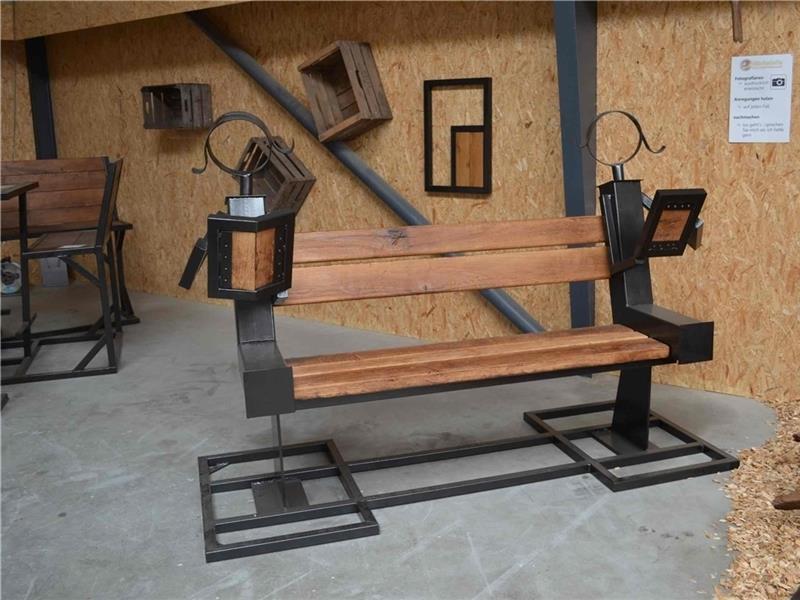 Das ist ein Rieke-Prototyp aus der Kreativ-Werkstatt „Milchstelle“ Zwei Rieke-Figuren rahmen eine Sitzbank ein. Foto privat