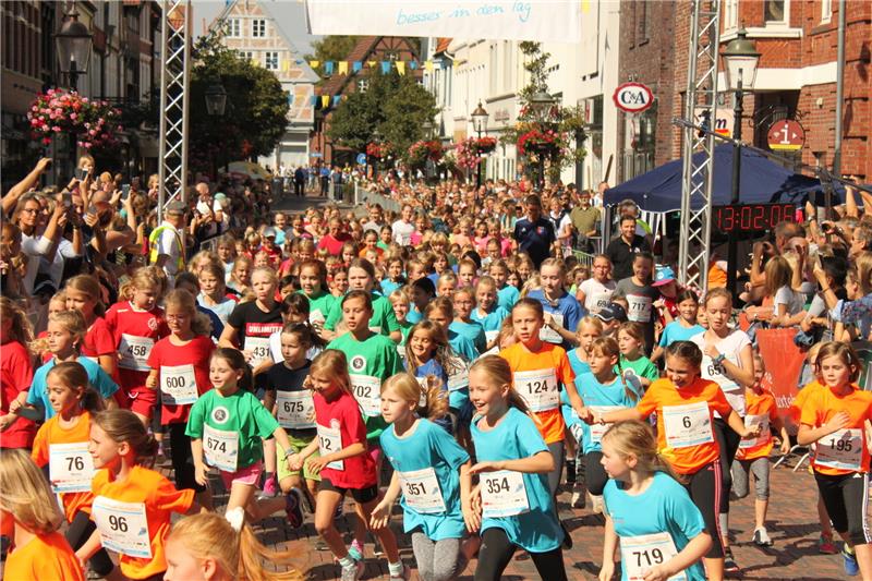 Das ist eines der wichtigsten Anliegen des Lauf-Spektakels von Buxtehude: Kinder in Bewegung zu bringen. Mit dem Zwei-Kilometer-Lauf startet die TAGEBLATT-Veranstaltung am Sonntag um 13 Uhr vor dem Rathaus. Foto: Janny