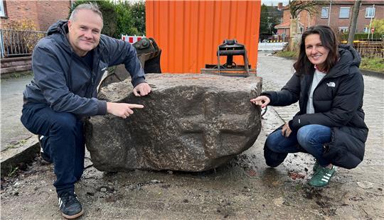 Das ist er: Der Stein mit dem Kreuz, der einst die Grenze zwischen Stade und Campe markierte. Stadtarchäologe Dr. Andreas Schäfer und Kindergartenleiterin Ilona Sienko freuen sich über den Fund.