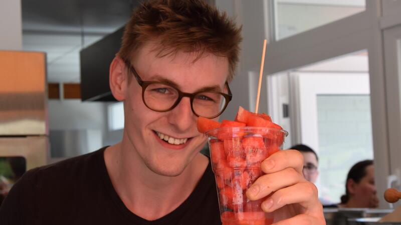 Das ist gut: Kiosk-Mitarbeiter Alexander Schlafke serviert frische Wassermelone im Becher - ein gesunder Durstlöscher.