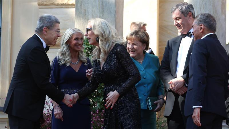 Bayreuth sagt „Nein“ zum Rechtsruck Das ist neu: Katharina Wagner begrüßt die Gäste vor dem Portal.