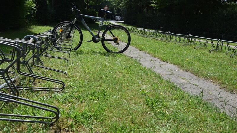 Das ist schlecht: Ausreichend Fahrradstellplätze am Heidebad - aber abschließbare Fahrradboxen fehlen. Dabei nimmt die Zahl der teuren E-Bikes zu.