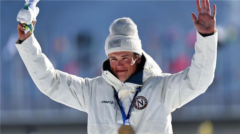 Das ist sie: Johannes Hoesflot Klaebo freut sich über seine achte Olympia-Goldmedaille.