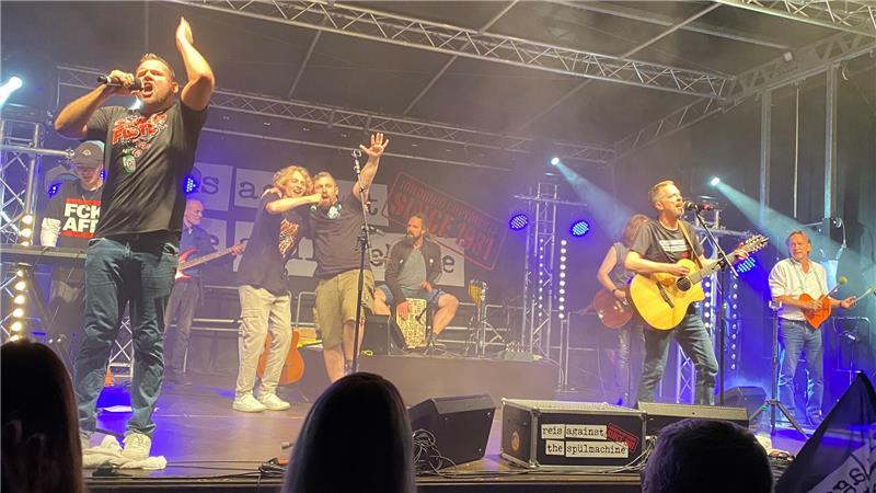 „Das ist unser Haus“: Zusammen mit Buxtehuder Musikern machen Reis Against The Spülmachine ordentlich Welle für die Arena im Freizeithaus.