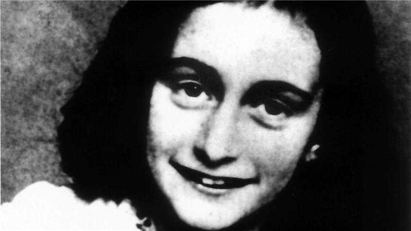 „Du warst so tapfer“: Botschaften für Anne Frank in Bergen-Belsen Das jüdische Mädchen Anne Frank, das durch ihre Tagebuchaufzeichnungen im Versteck ihrer Familie in Amsterdam während des Zweiten Weltkriegs bekannt wurde.