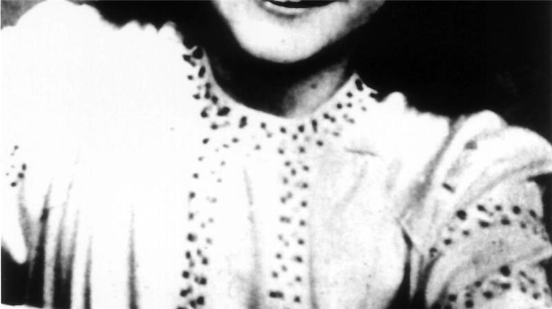 Das jüdische Mädchen Anne Frank wurde durch ihre Tagebuchaufzeichnungen bekannt, die sie im Versteck ihrer Familie vor den Nazis schrieb. Sie starb später im KZ Bergen-Belsen.