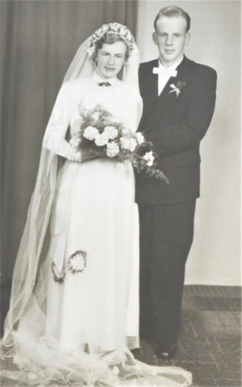 Das junge Paar 1956 bei der Hochzeit . Kennengelernt haben sie sich bei einem Ball im Nachbarort.