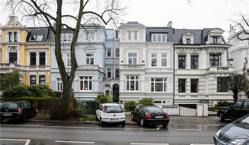 Das kann sich nicht jeder leisten: Grundstücke, Eigentumswohnungen und Villen sind im Stadtteil Harvestehude besonders teuer. Die Bildungs- und Einkommensverhältnisse driften in der Hansestadt stark auseinander. Foto Perrey/dpa