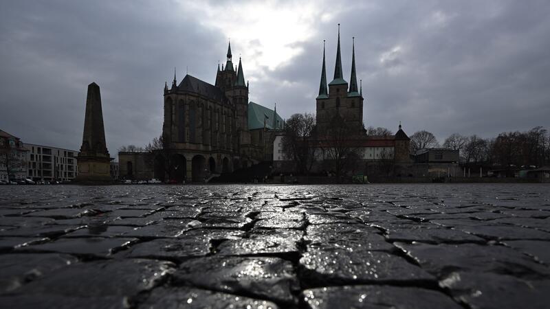 Offenbarung Ost: die ungläubige Zukunft für Deutschland? Das katholische Mariendom und der Severikirche auf dem Domplatz in Erfurt.
