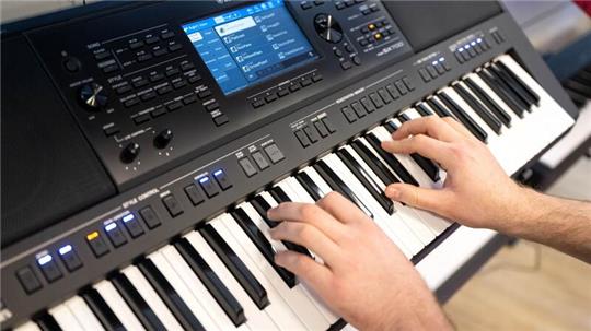 Das kleine Tasteninstrument ist im Vergleich zum Klavier günstig und kann gut transportiert werden.