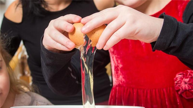 Plätzchen backen mit Kindern: Die besten Tipps und Rezepte Das können die meisten Kinder schon selbst: ein Ei aufschlagen.
