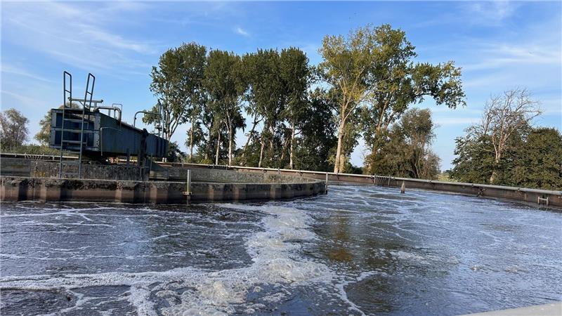 Drochterser Klärwerk: Modernisierung wird teuer für die Bürger Das kombinierte Belebungs- und Nachklärbecken in Drochtersen hat keine weiteren Kapazitäten. Deshalb werden jetzt zwei neue Becken gebaut.
