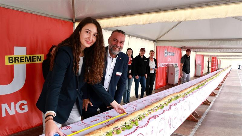 Längstes Fischbrötchen der Welt in Bremen belegt Das längste Fischbrötchen der Welt misst genau 51,87 Meter.