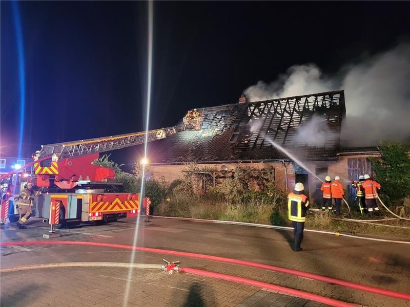 Einfamilienhaus im Kreis Rotenburg in Flammen – Einsturzgefahr Das leerstehende Einfamilienhaus ist nach wie vor einsturzgefährdet. Foto: Feuerwehr Visselhövede