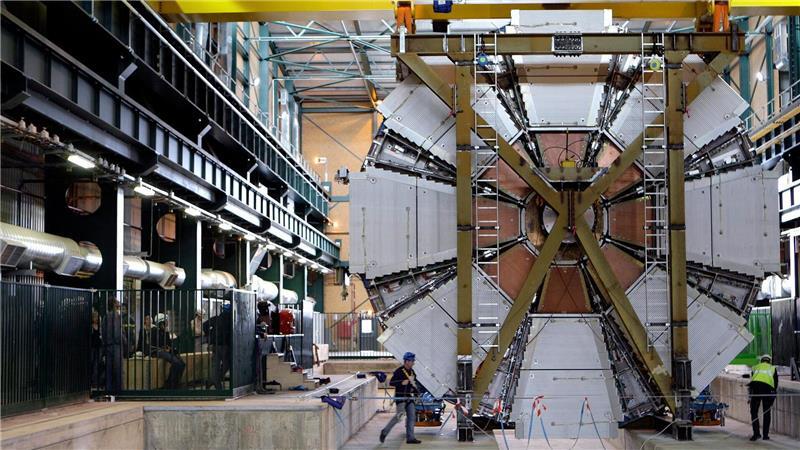 Bericht schlägt größeren Teilchenbeschleuniger am Cern vor Das letzte Element des Atlas-Experiments wird am CERN bei Genf hinabgelassen.