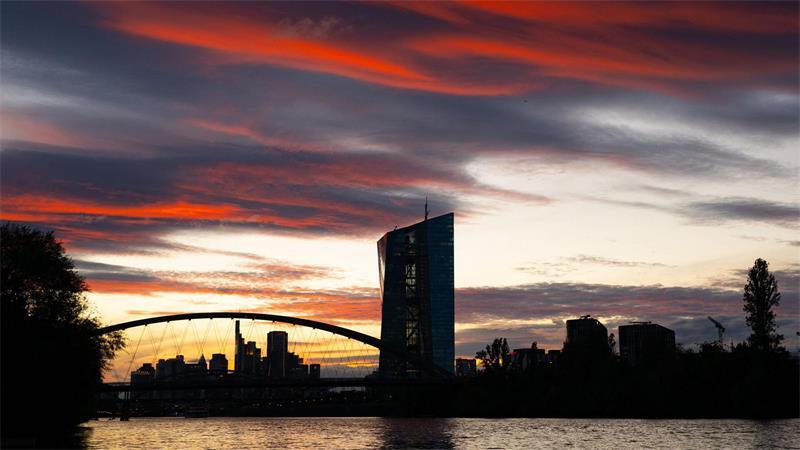 Das letzte Licht des Tages lässt die Wolken über der Europäischen Zentralbank (EZB) in Frankfurt rot leuchten.