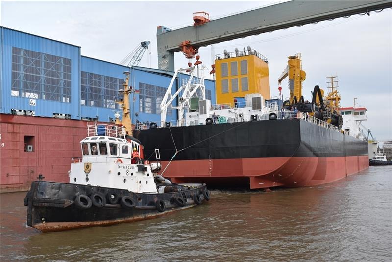 Das letzte Schiff? Der Laderaumsaugbagger verlässt am 1. Juni 2021 in der Abendsonne mit Schlepperhilfe die Pella Sietas-Werft in Neuenfelde und nimmt Kurs auf den Hamburger Hafen. Fotos: Vasel