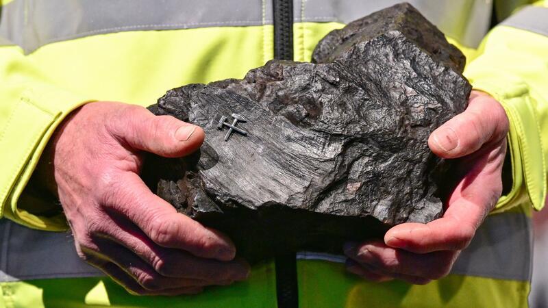 Das letzte Stück Braunkohle aus dem Tagebau Jänschwalde Nach fast 50 Jahren endet der reguläre Betrieb des Braunkohletagebaus nordöstlich von Cottbus in Brandenburg.