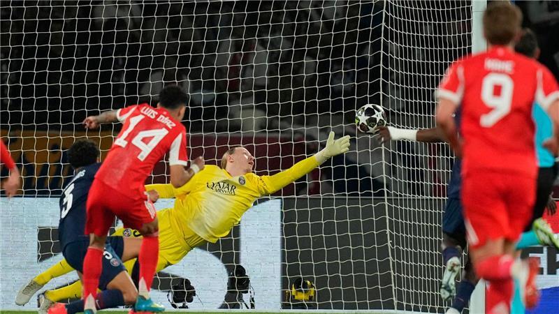 Bayerns Kabinenschwur nach dem „Wow“-Wahnsinn von Paris Das letzte Tor des Abends, das den Bayern Hoffnung macht: Luis Díaz trifft zum 4:5-Endstand.