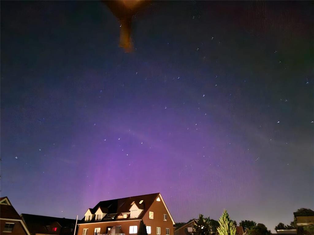 Das lila Leuchten hat Tanja um 22.30 Uhr in Buxtehude festgehalten.