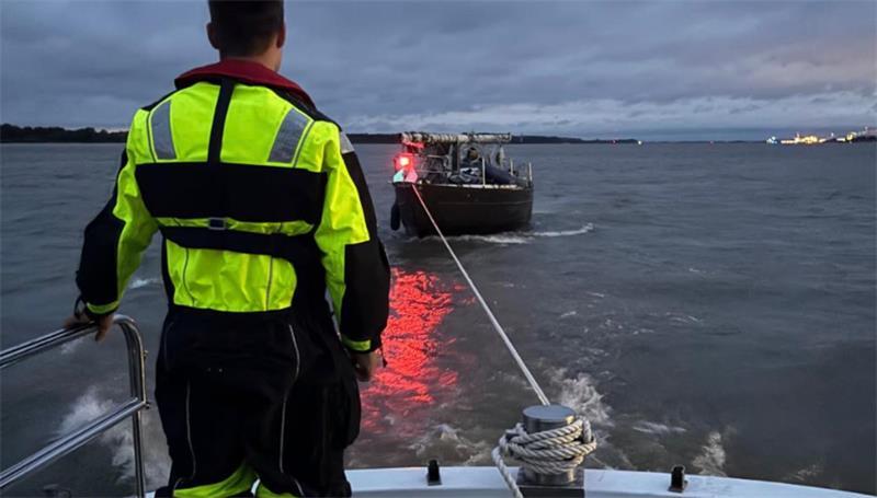 Das manövrierunfähige Boot wurde von der DLRG Stade nach Kollmar geschleppt.