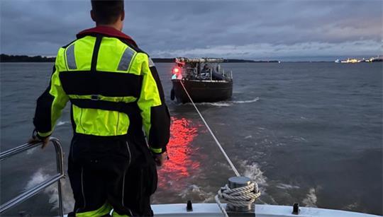 Das manövrierunfähige Boot wurde von der DLRG Stade nach Kollmar geschleppt.