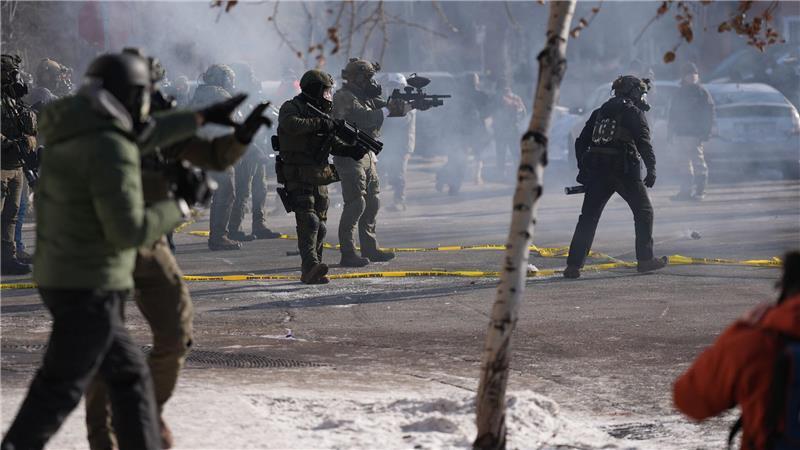 Das martialische Vorgehen der hochgerüsteten ICE-Beamten sorgt für Empörung.