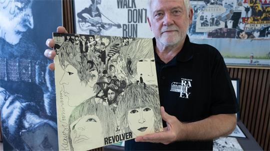 Das mecklenburgische Weingut in Rattey widmet Klaus Voormann eine Ausstellung.