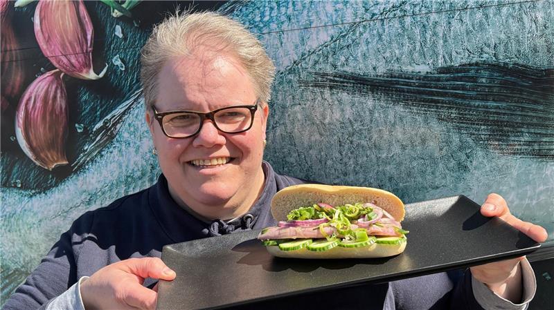 Das meistverkaufte Fischbrötchen der Fisch-Döpkens GmbH aus Buxtehude: Inhaberin Kerstin Döpkens präsentiert den mit Frühlingskräutern belegten Matjes im Brötchen.
