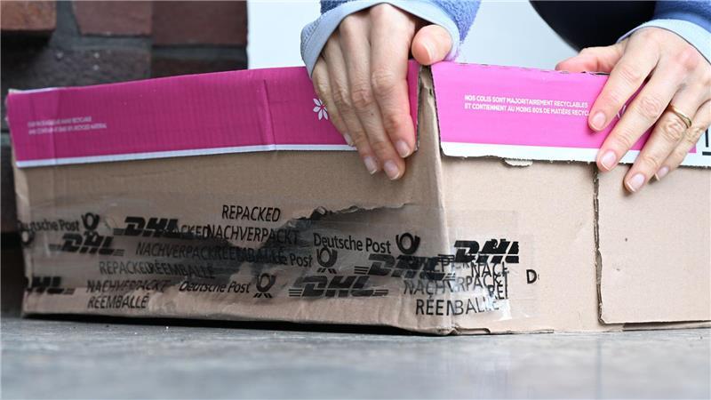 Das mit Klebeband notdürftig geflickte Paket ist endlich da, der Inhalt kaputt: Eine beispielhafte Szene aus Deutschland im November 2025.