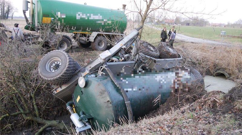 Das mit etwa 20.000 Litern gefüllte Güllefass reißt von der Zugmaschine ab und landet in den Altendorfer Straßenwettern.