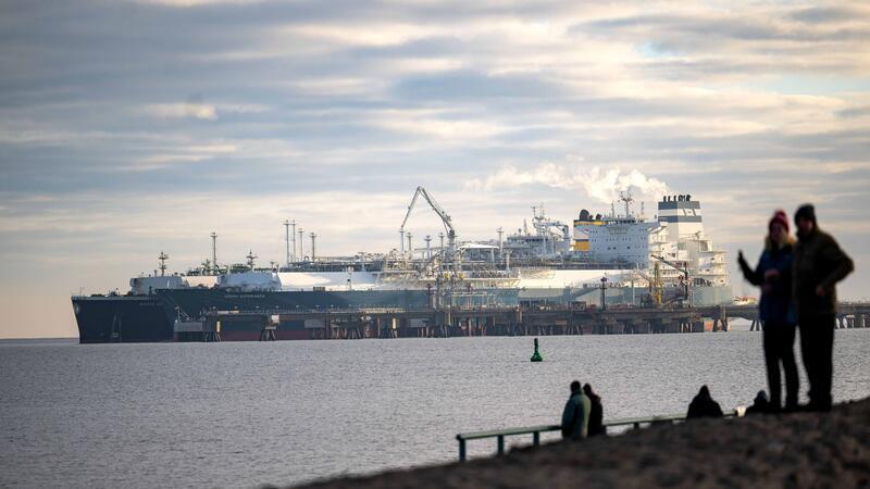 Das mit verflüssigtem Erdgas beladene Tankschiff „Maria Energy“ (hinten) liegt am schwimmenden LNG-Terminal, dem Spezialschiff „Höegh Esperanza“.