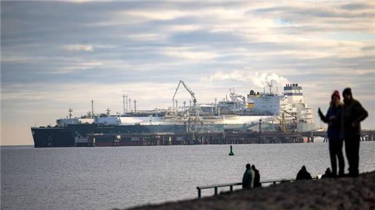 Das mit verflüssigtem Erdgas beladene Tankschiff „Maria Energy“ (hinten) liegt am schwimmenden LNG-Terminal, dem Spezialschiff „Höegh Esperanza“.