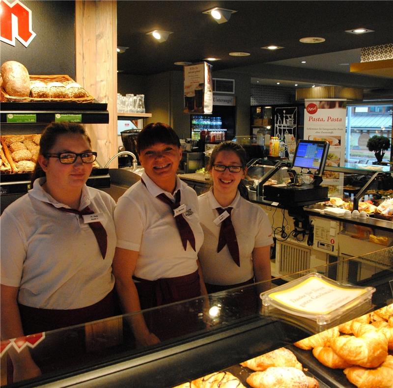 Das mittelständische Bäckerei-Unternehmen von Allwörden richtet seine Filialen stilbewusst ein – wie links die Filiale Holzstraße mit Jessica Peth, Katharina Martens und Monique Pilz. In den nächsten Wochen entsteht im Stader Bahnhof ein we
