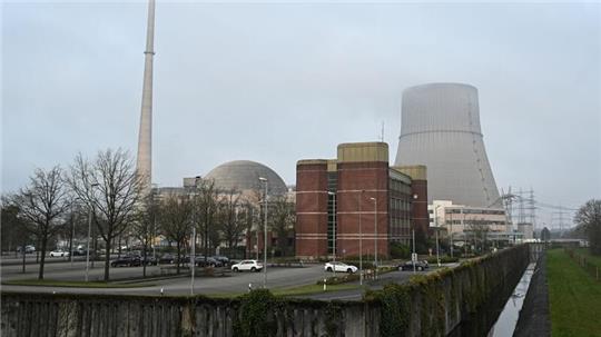 Das mittlerweile abgeschaltete Kernkraftwerk Emsland und der erloschene Kühlturm.