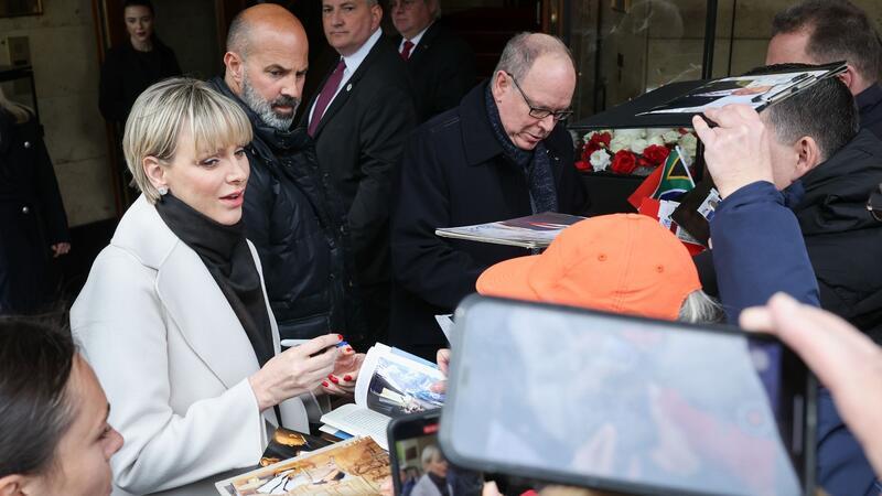 Fürst Albert II. und Familie in Hamburg eingetroffen Das monegassische Fürstenpaar gibt fleißig Autogramme.