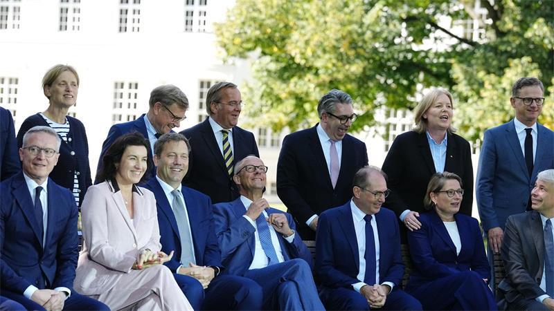 Wirtschaft, Klima, Drohnen: Kabinett versucht den Neustart Das neu aufgestellte Kabinett demonstriert in Neuhardenberg gute Laune.