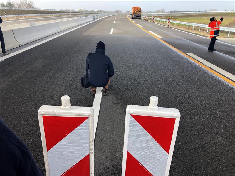 Neue A26-Strecke freigegeben – Die Autos fahren Das neue Autobahn-Teilstück zwischen Jork und Neu Wulmstorf. Foto: Strüning