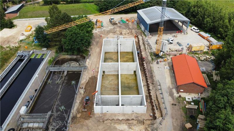 Mit diesem Becken kann Harsefeld auf 30.000 Einwohner wachsen Das neue Becken ist acht Meter tief und fasst 4000 Kubikmeter, beziehungsweise vier Millionen Liter.