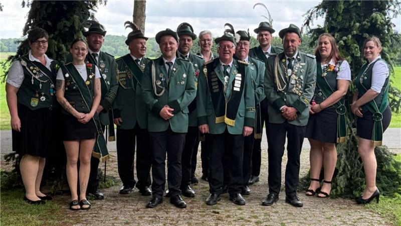 Das neue Behrster Königshaus mit König Ralf Bardenhagen, der auch Vorsitzender ist.
