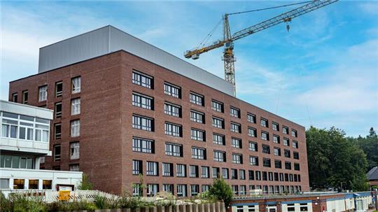 Das neue Bettenhaus soll im nächsten Jahr fertig werden und kostet dann komplett ausgestattet 100 Millionen Euro.